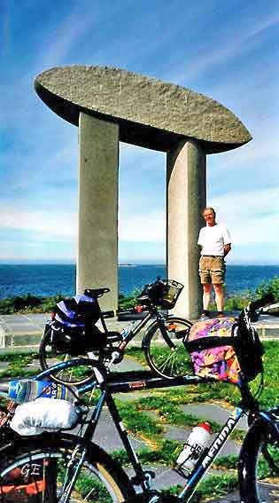 Aukra_Roktaminnesmerket