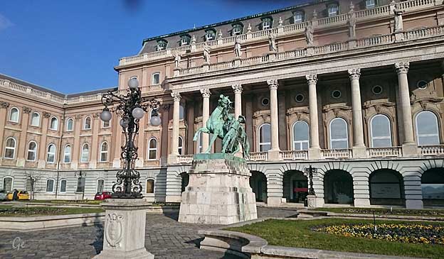 Budapest_slottet_med_hestepasseren