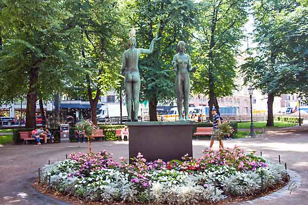 Cruise_Helsinki_Esplanad_statue_ungdom
