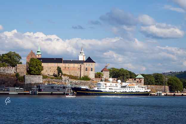 Oslo_Akershus-Slott_og_skuta_Serenissima.