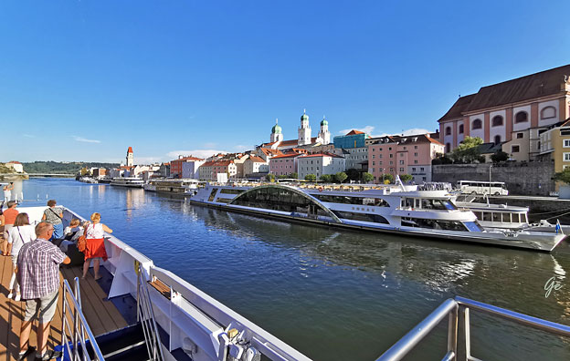 Passau_cruiseskip_og_katedralen