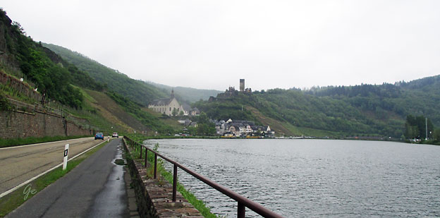 Mosel_Bellstein_med_Burg-Metternich