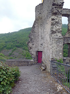 Mosel_Bellstein_Burgruine-Metternich