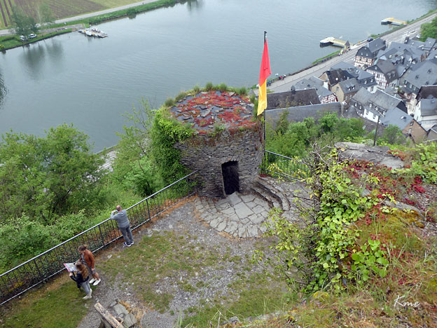 Mosel_Beilstein_Burgruine-Metternich_tower