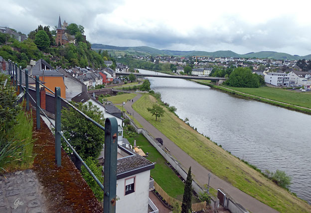 Saarburg_St-Laurentius-kirken_utsikt_mot_Saar