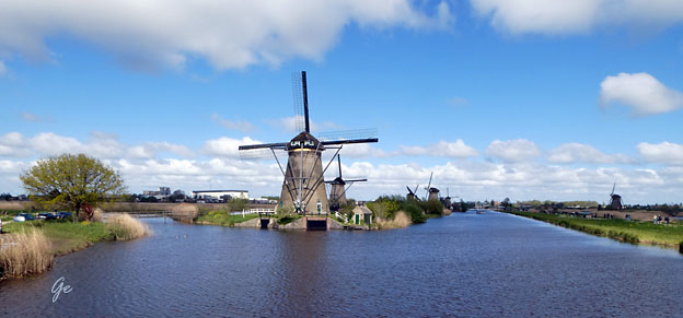 Kinderdijk_polderomraadet_med_vindmoller