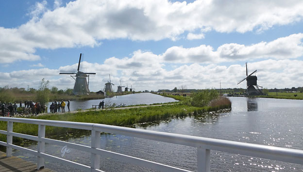 Kinderdijk_polderomraadet_med_vindmoller