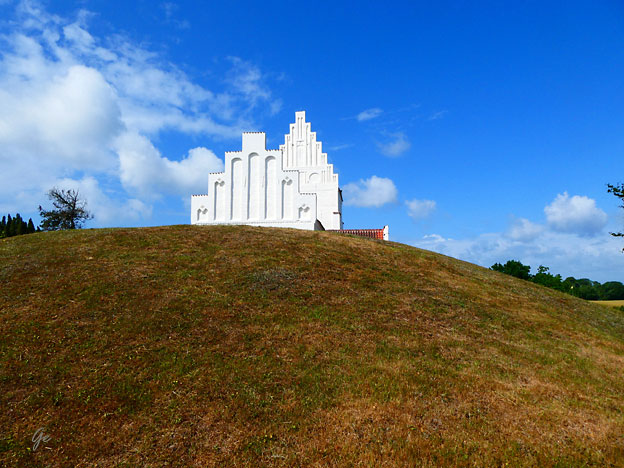 Elmelunde-kirke_og_gravhaug