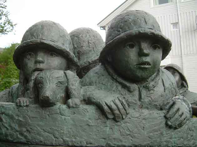 Finnmark_Batsfjord_statue_barna