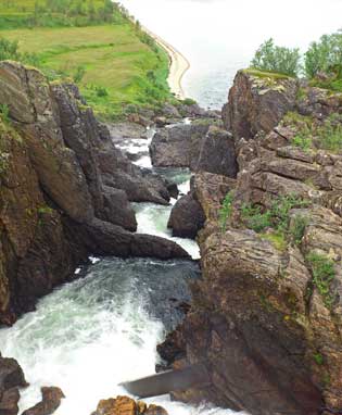 Finnmark_Lebesby_Adamsfjordfossen