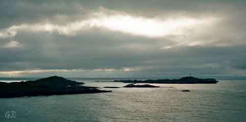 Finnmark_Ingoy_Finnes_mot_Fruholmen