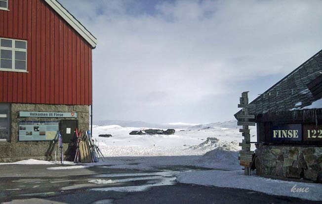 Finse_stasjon_mot_hytta_2010