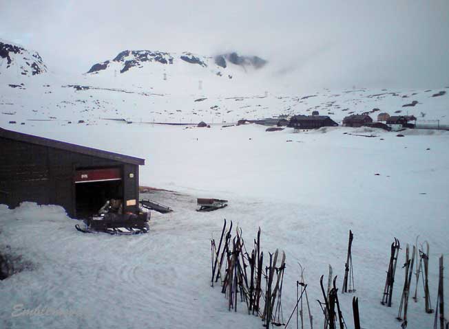 Finsehytta_mot_Finse_stasjon