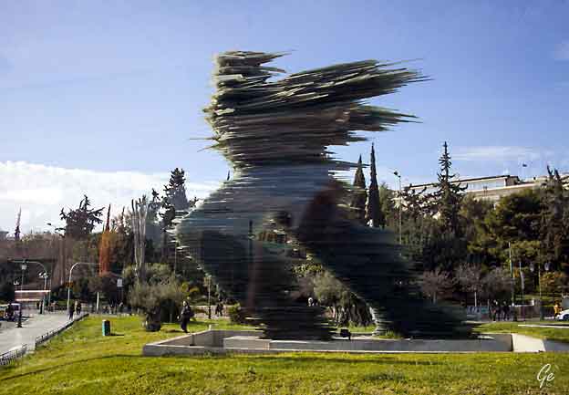 Athen_glasskulptur_av_Costas-Varotsos