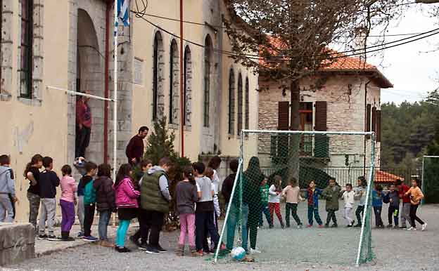 Arkadiafjellene_Demitsana_skolen_gresk-dans