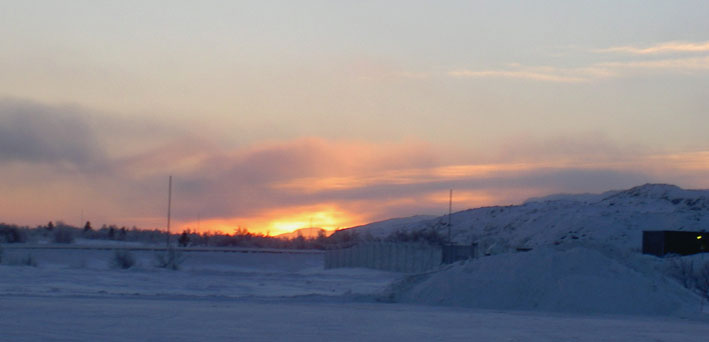 Sol_paa_vei_mot_flyplassen_ved_Kirkenes