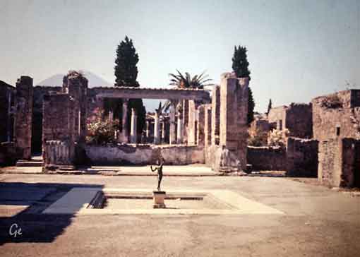 Italia_hus_med_hage_i_Pompeii_mot_Vesuv