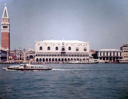 Italiatur_Venezia_Dogepalasset_og_kampanilen