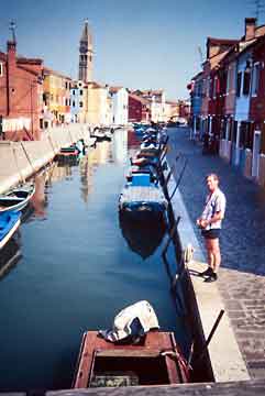 Italia_Burano_kanal_og_kirketaarn