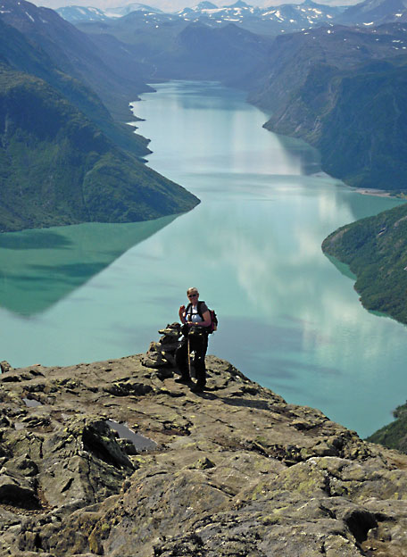 Jotunheimen_Grete_ved_Besseggen