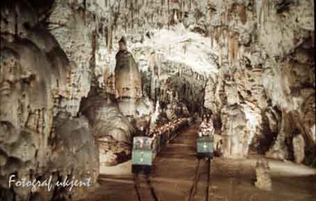 Slovenia_Postojna-grotta