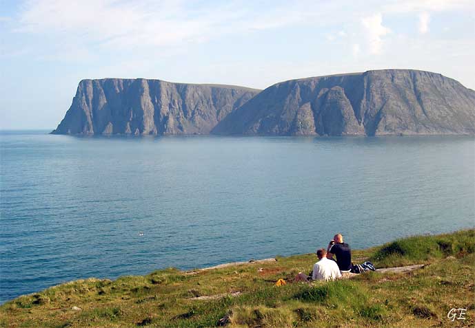 Nordkapp_Knivskjellodden_mot_Nordkapp_Geir_og_Karl-Martin