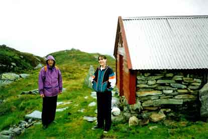 Gaular_Magnus_og_KM_utenfor_Dregebosetra