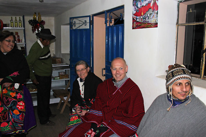 Peru_Amantani_Geir_og_Grete_festkledde