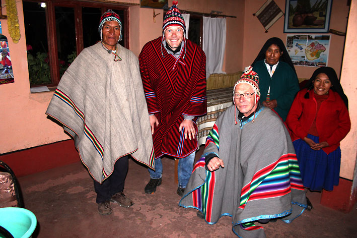 Peru_Amantani_Geir_og_KarlMartin_festkledde