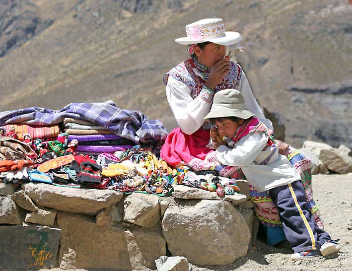 Peru_Chivay_salgsbod_med_mor_og_barn