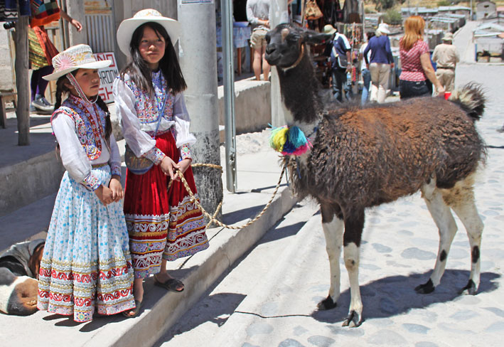 Peru_Colca_Vallay_Maca_to_jenter_med_lama.