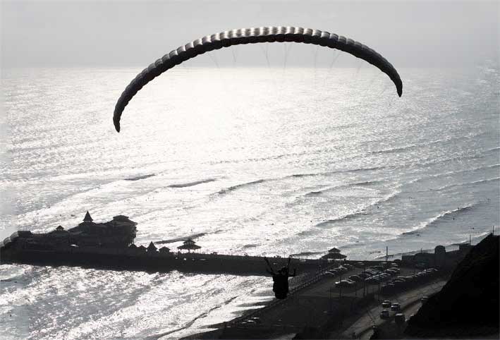 Luftig_svev_over_Miraflores_Lima_Peru