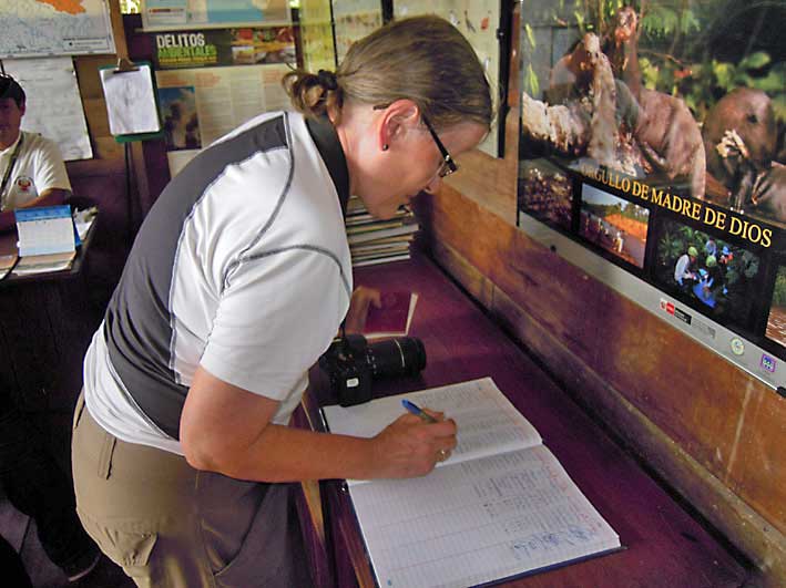 Peru_Tambopata_Grete_registreres_innreist_i_jungelen