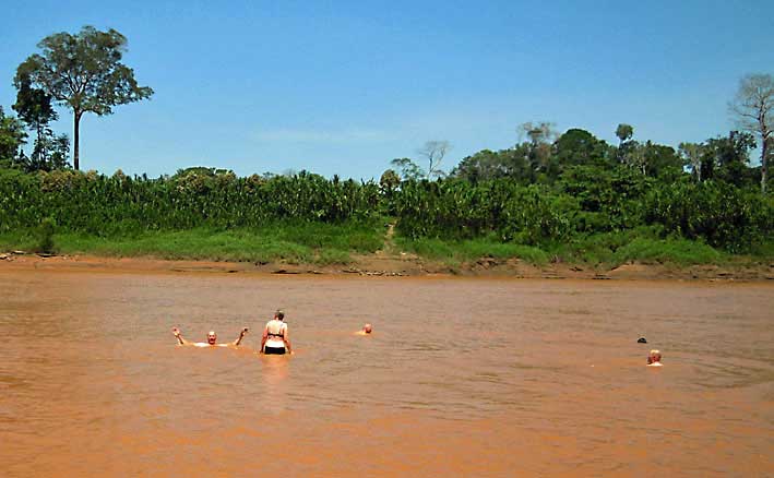 Vi bader i Tambopata, Peru