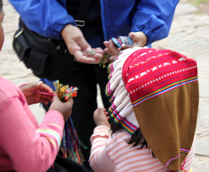 Peru_Taquile_barn_med_babylue