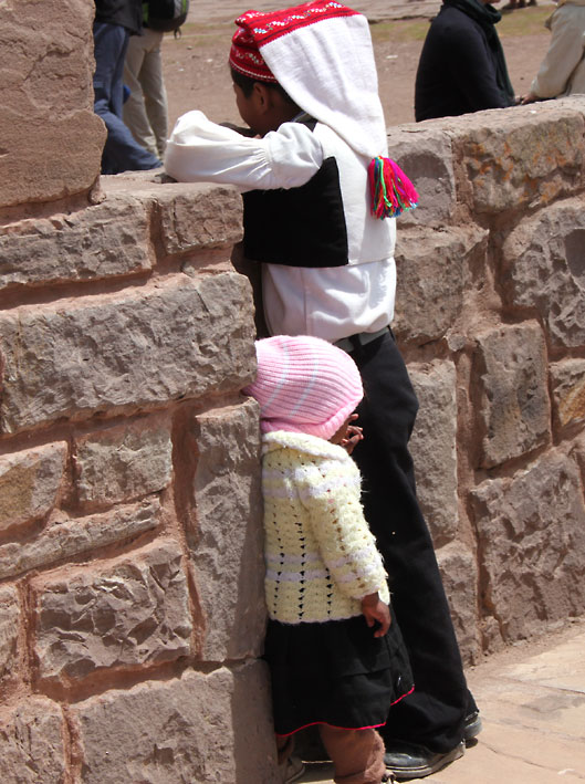 Peru_Taquile_barn_med_lue