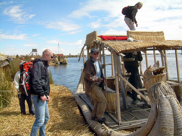 Peru_Titicaca_Uros_Islands_Geir_og_Grete_gaar_ombord