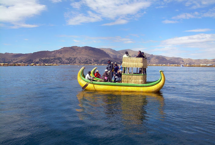 Peru_Titicaca_Uros_Islands_turistsivbaat