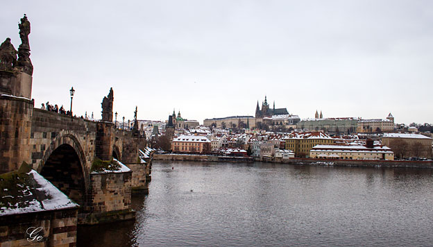 Praha_ved_Carlsbrua