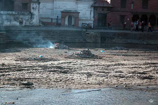 Nepal_Kathmandu_elva_Bagmati_likbrenning