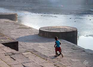 Nepal_Kathmandu_gutt_leker_ved_elva_Bagmati
