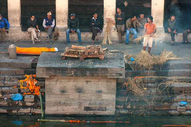 Nepal_Kathmandu_likbrenning_ved_Bagmati_river