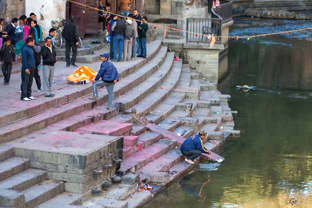 Nepal_Katmandu_elva_Bagmati_likbrenning