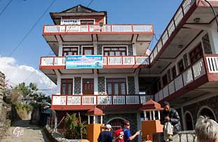 Nepal_trekking_Ghandruk_hotel_Mountain-View