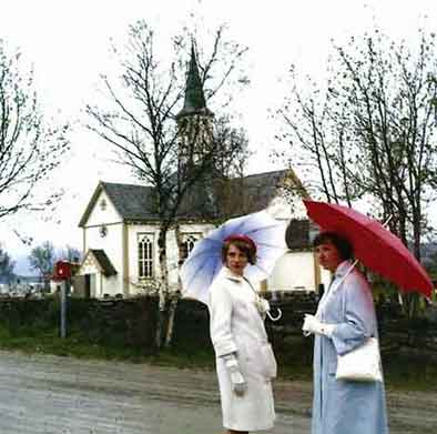 Sandnessjøen kirke (Stamnes kirke) Stamnes
                kirke i Sandnessjøen er en laftet og panelt trekirke,
                oppført i 1882 etter tegninger av byggmester Markus
                Grenstad. Grunnplanet er korsformet, men med brutte
                hjørner, slik at midtpartiet danner en åttekant. Kirken
                er preget av nygotikk og sveitserstil og har tårn over
                midten. Den er hvitmalt, og med synlig beliggenhet på en
                knaus rett ved skipsleden har den blitt kalt for
                ”Helgelandsbruden”.
                http://www.kirkesok.no/kirker/Sandnessjoeen-kirke