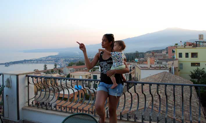 Taormina_Elisabeth_og_Nikolai_paa_hotellterrasssen