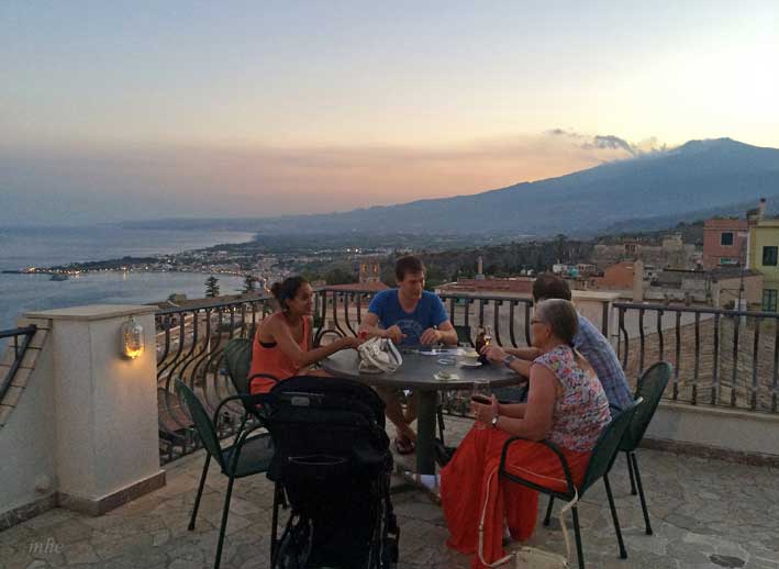 Taormina_hotellterrassen_Elisabeth_Magnus_Erling_Grete