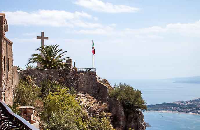 Taormina_kirke_kors_og_flagg