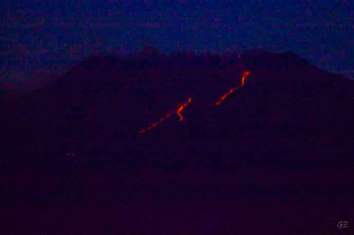 Taormina_mot_Etna_med_utbrudd