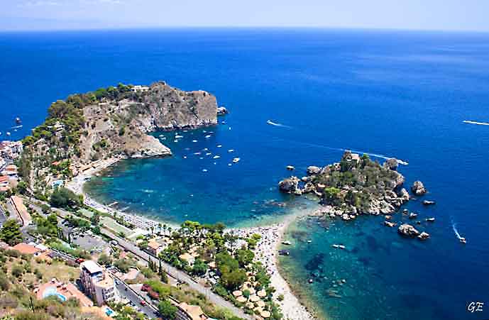 Taormina_stranda_med_Isola-Bella